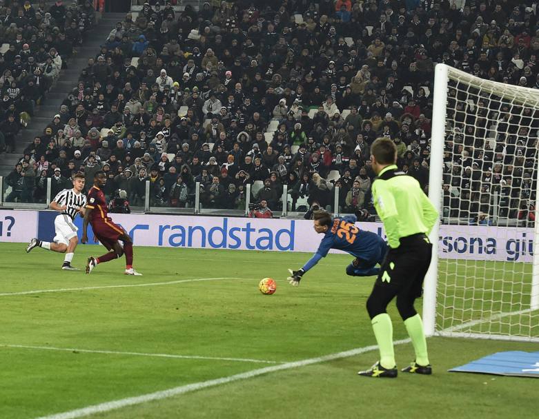 Il gol bellissimo di Dybala, che sfrutta al meglio l&#39;assist di Pogba. Ansa